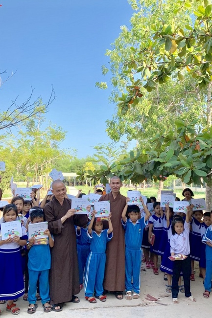 Giving gifts to elementary schools in Hue city.