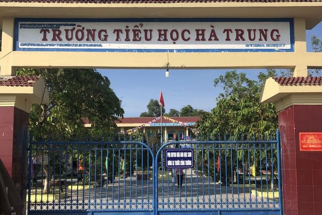 Giving gifts to elementary schools in Hue city.