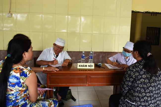 Testing health, Giving Gifts in Can Tho