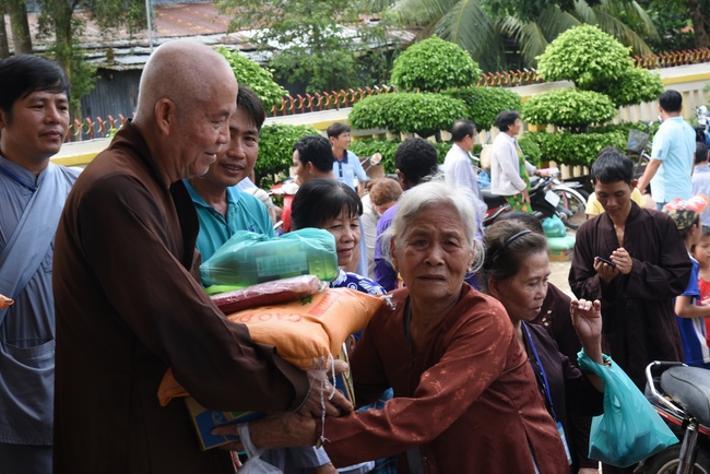 Testing health, Giving Gifts in Can Tho