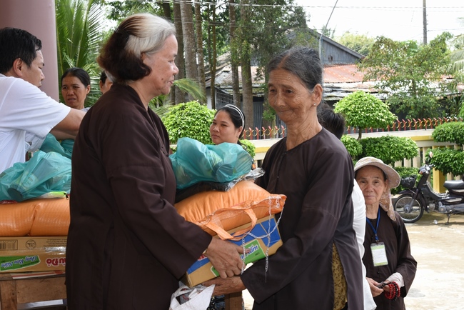 Testing health, Giving Gifts in Can Tho