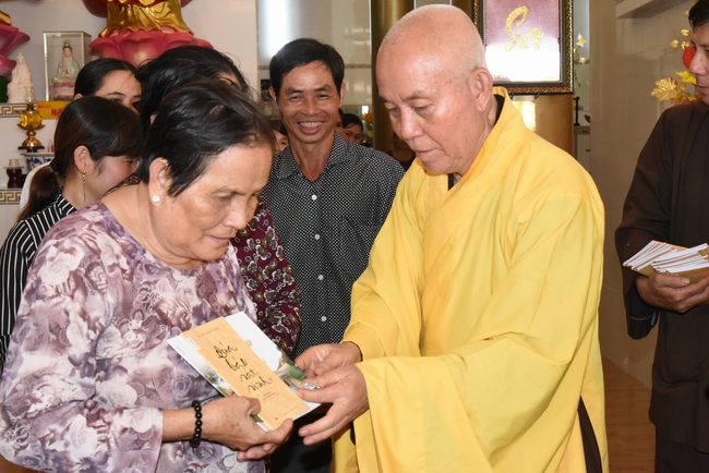 Testing health, Giving Gifts in Can Tho