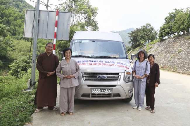Dong Cao Pagoda giving charity gifts
