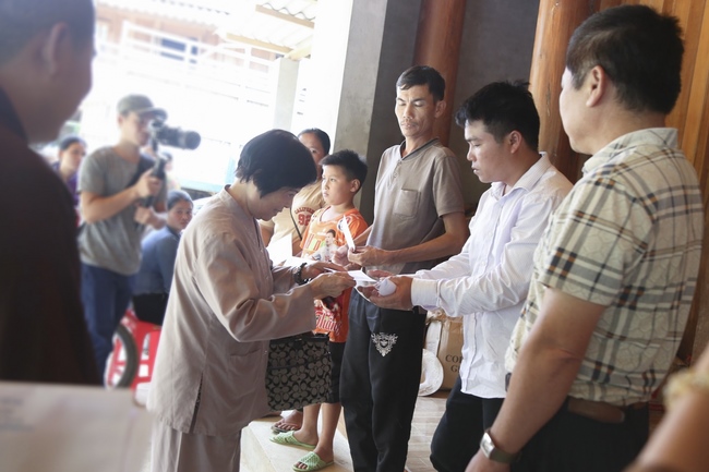 Dong Cao Pagoda giving charity gifts