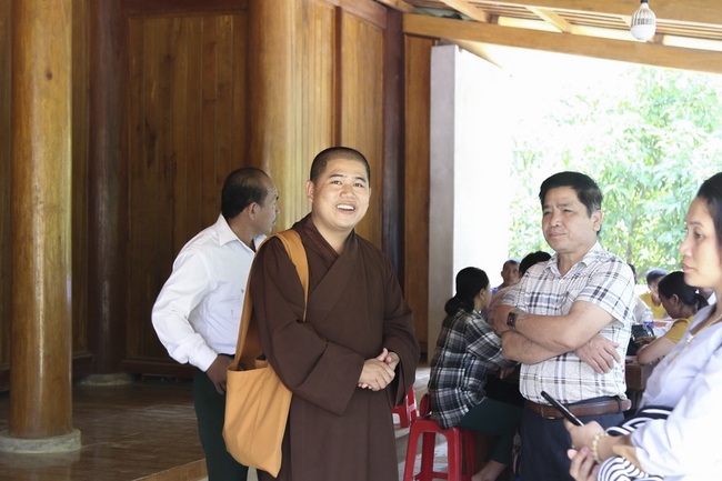 Dong Cao Pagoda giving charity gifts