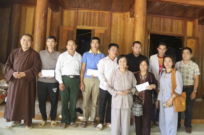 Dong Cao Pagoda giving charity gifts