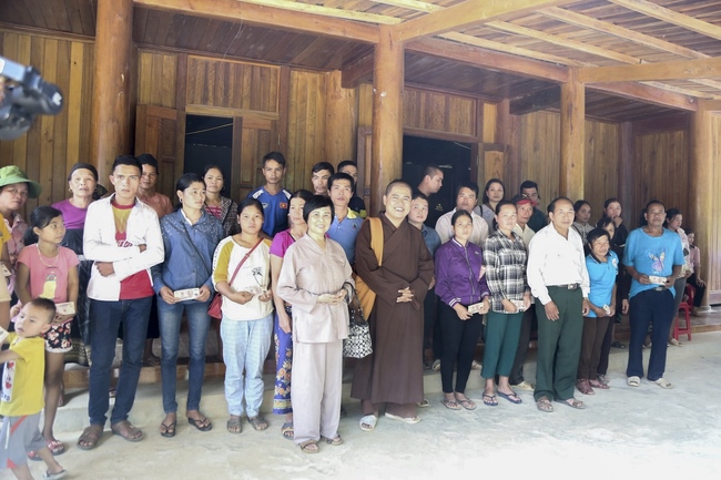 Dong Cao Pagoda giving charity gifts