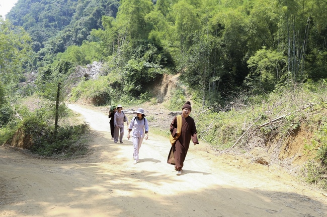Dong Cao Pagoda giving charity gifts
