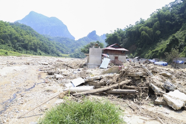 Dong Cao Pagoda giving charity gifts