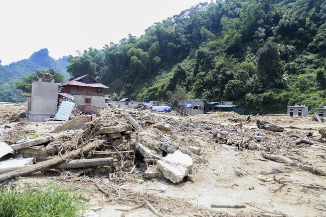 Dong Cao Pagoda giving charity gifts