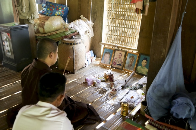 Dong Cao Pagoda giving charity gifts