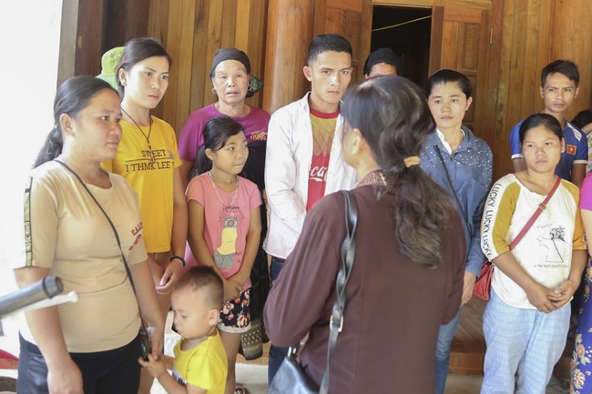 Dong Cao Pagoda giving charity gifts