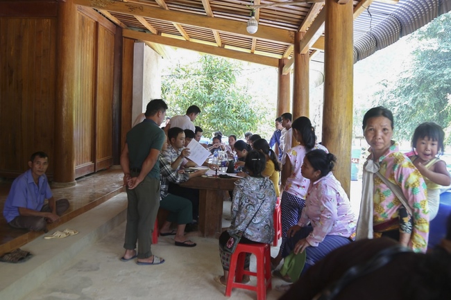 Dong Cao Pagoda giving charity gifts