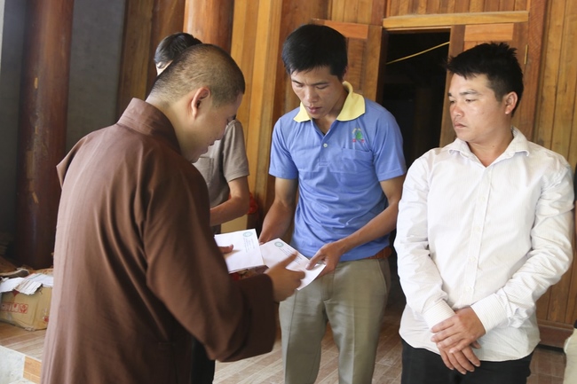 Dong Cao Pagoda giving charity gifts