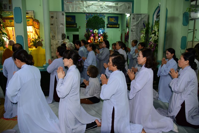 Praying for the rebirth in Hoc Mon