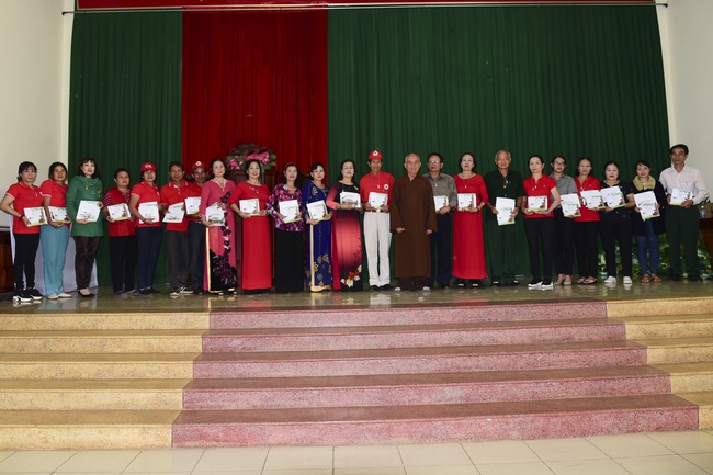 Giving presents in Ea Tam, Đắk Lắk Province.
