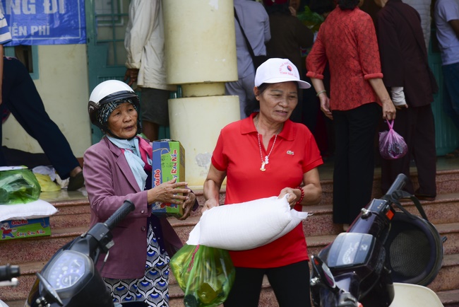 Giving presents in Ea Tam, Đắk Lắk Province.