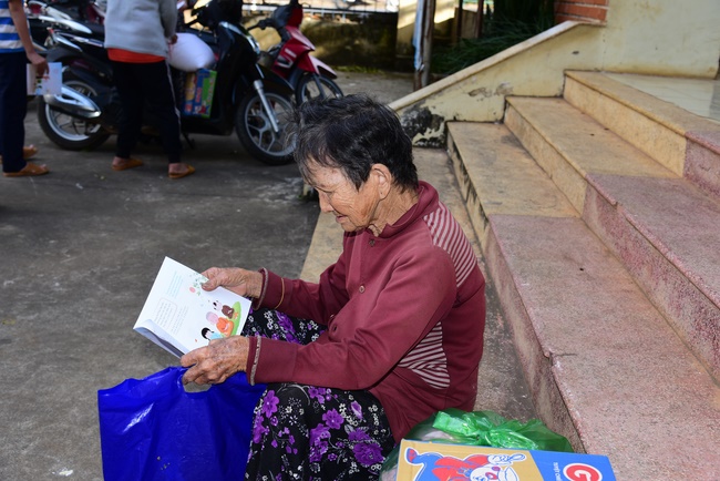 Giving presents in Ea Tam, Đắk Lắk Province.
