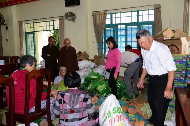 Giving presents in Ea Tam, Đắk Lắk Province.