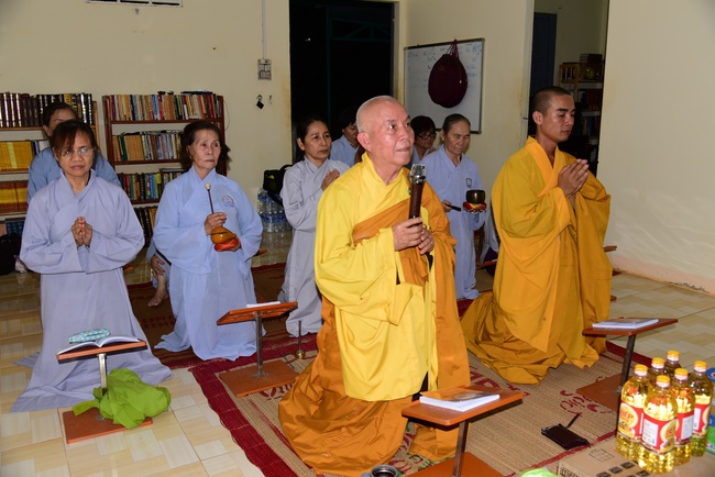 Giving presents in Ea Tam, Đắk Lắk Province.
