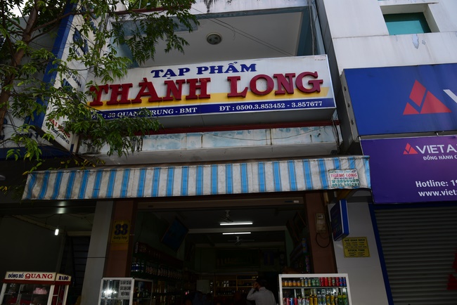 Giving presents in Ea Tam, Đắk Lắk Province.