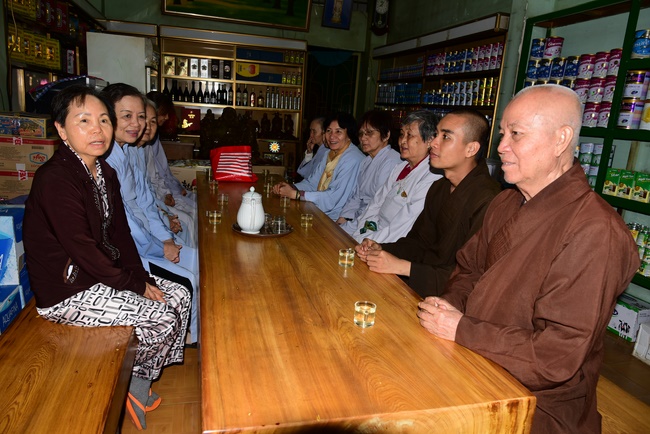 Giving presents in Ea Tam, Đắk Lắk Province.