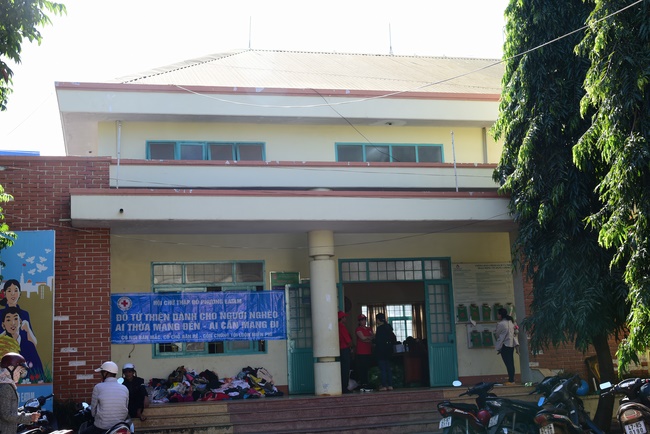 Giving presents in Ea Tam, Đắk Lắk Province.