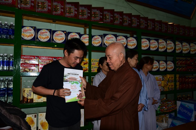 Giving presents in Ea Tam, Đắk Lắk Province.