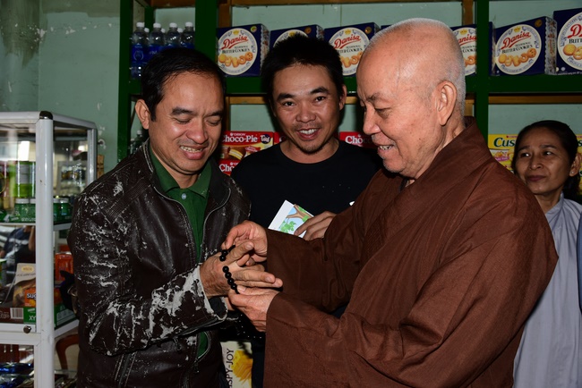 Giving presents in Ea Tam, Đắk Lắk Province.