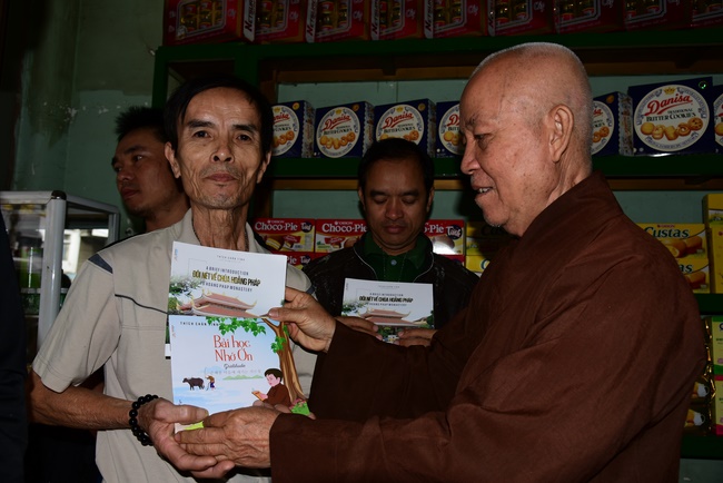 Giving presents in Ea Tam, Đắk Lắk Province.