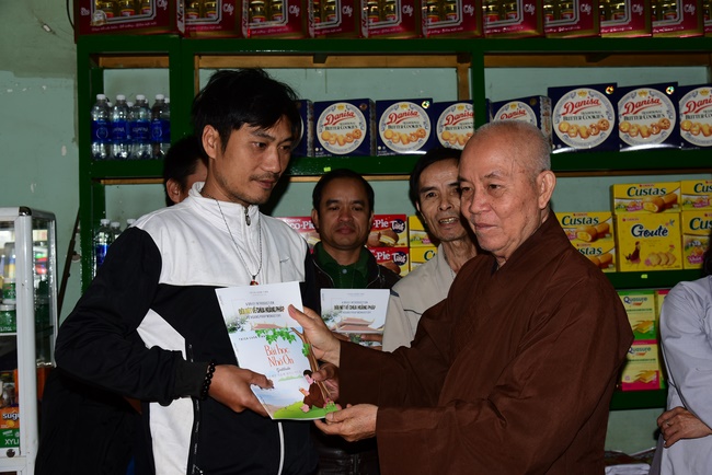 Giving presents in Ea Tam, Đắk Lắk Province.