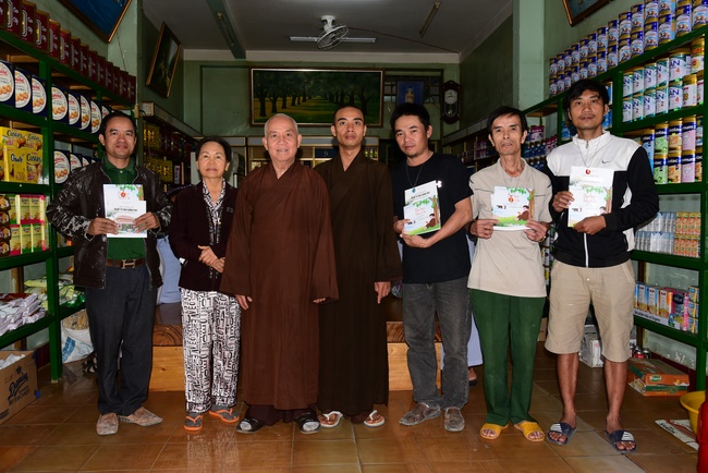 Giving presents in Ea Tam, Đắk Lắk Province.