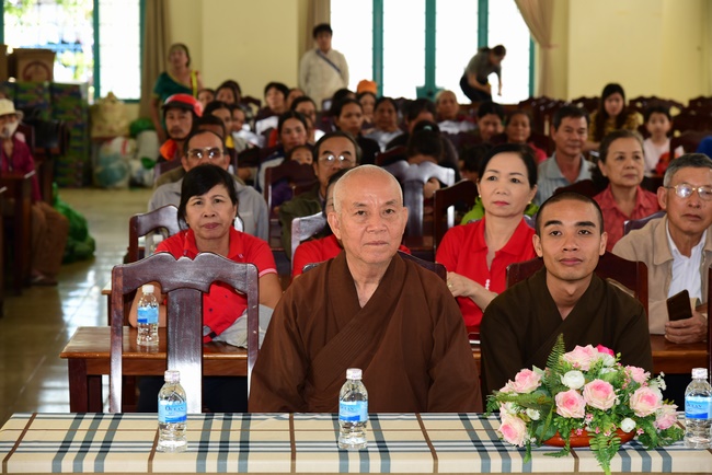 Giving presents in Ea Tam, Đắk Lắk Province.