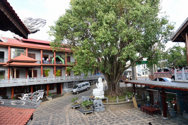Giving presents in Ea Tam, Đắk Lắk Province.