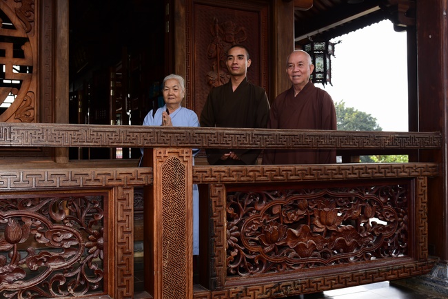 Giving presents in Ea Tam, Đắk Lắk Province.