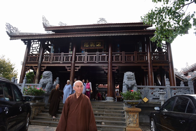 Giving presents in Ea Tam, Đắk Lắk Province.