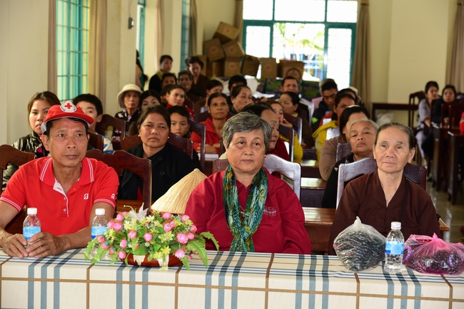 Giving presents in Ea Tam, Đắk Lắk Province.