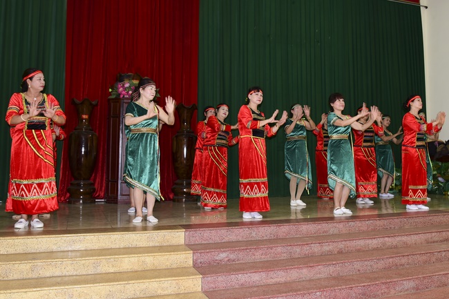 Giving presents in Ea Tam, Đắk Lắk Province.
