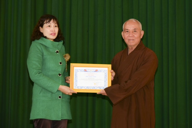 Giving presents in Ea Tam, Đắk Lắk Province.