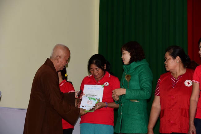Giving presents in Ea Tam, Đắk Lắk Province.