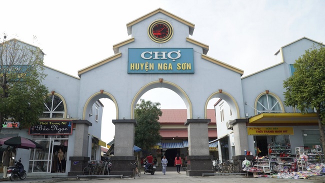 Dong Cao pagoda holding charity.