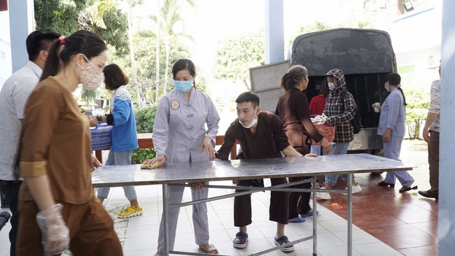 Dong Cao pagoda holding charity.