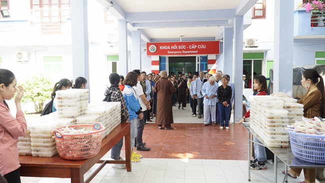 Dong Cao pagoda holding charity.