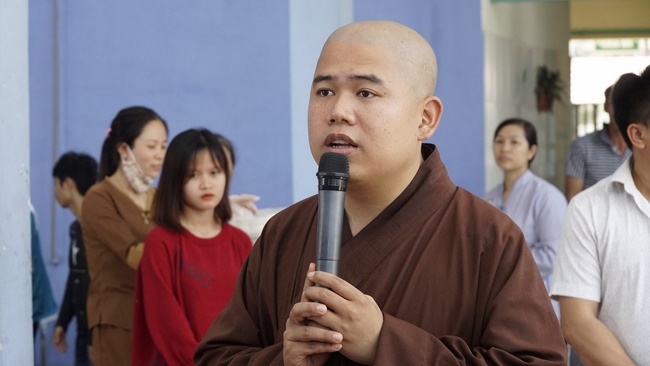 Dong Cao pagoda holding charity.