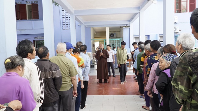 Dong Cao pagoda holding charity.