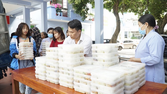 Dong Cao pagoda holding charity.