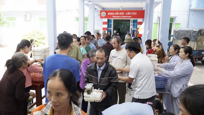 Dong Cao pagoda holding charity.