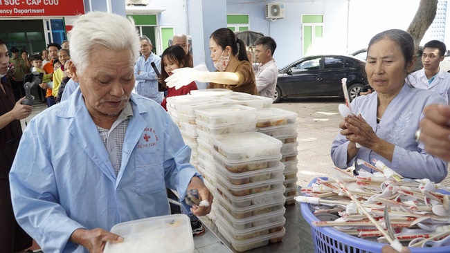 Dong Cao pagoda holding charity.