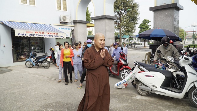Dong Cao pagoda holding charity.