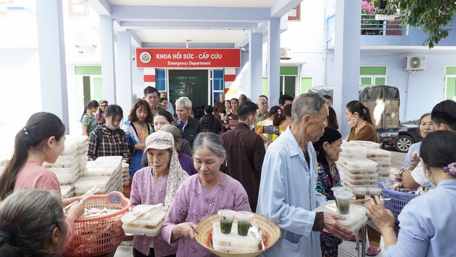 Dong Cao pagoda holding charity.